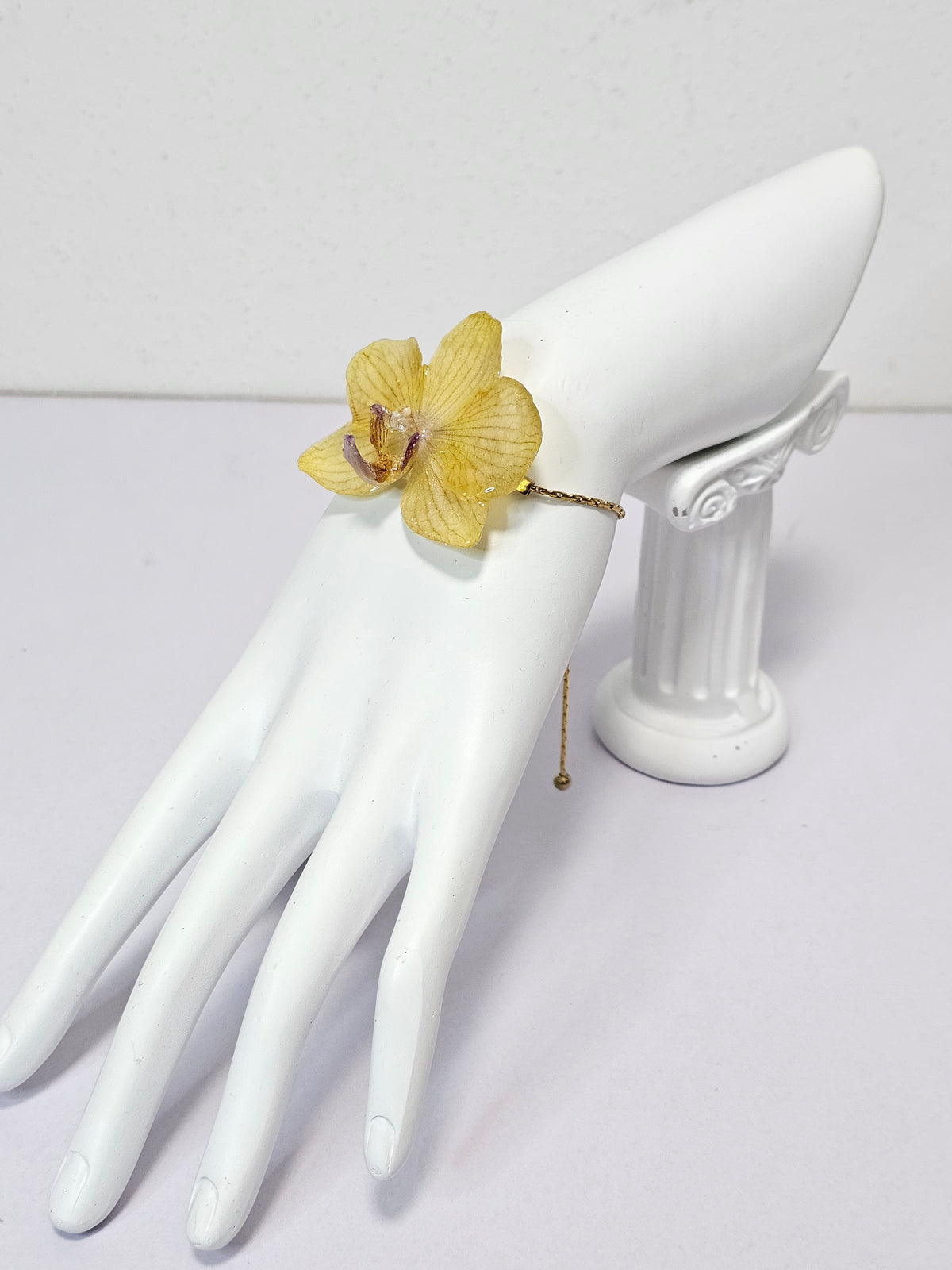 Pulsera de Mini Orquídea Amarilla artesanal con flor natural preservada; material: acero inoxidable, vista 2