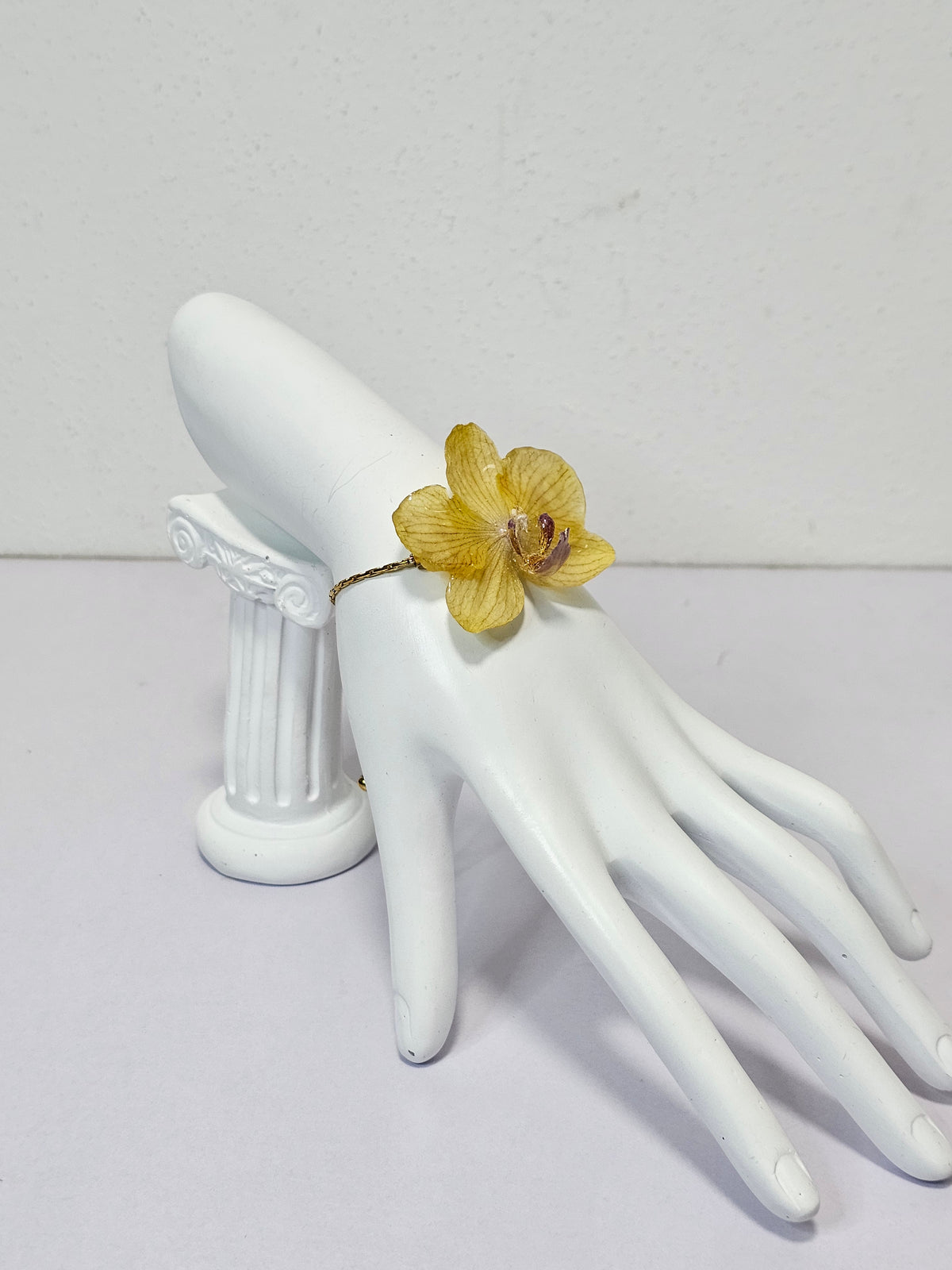 Pulsera de Mini Orquídea Amarilla artesanal con flor natural preservada; material: acero inoxidable, vista 3