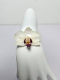 Pulsera de Mini Orquídea Blanca con Morado artesanal con flor natural preservada; material: acero inoxidable