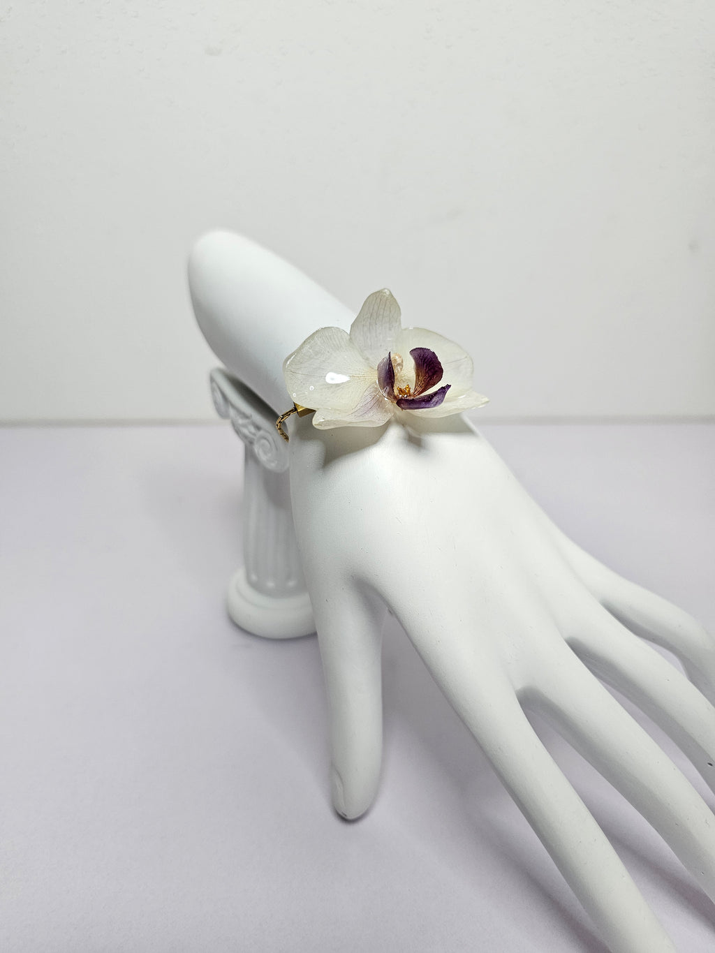 Pulsera de Mini Orquídea Blanca con Morado artesanal con flor natural preservada; material: acero inoxidable, vista 2