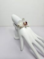 Pulsera de Mini Orquídea Blanca con Morado artesanal con flor natural preservada; material: acero inoxidable, vista 2