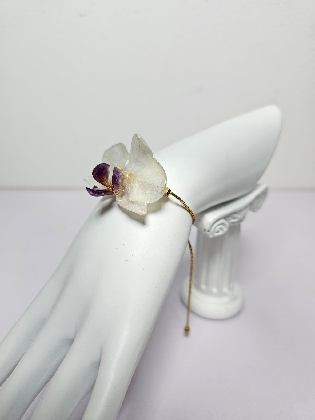 Pulsera de Mini Orquídea Blanca con Morado artesanal con flor natural preservada; material: acero inoxidable, vista 3