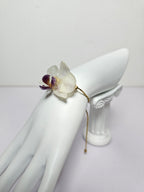 Pulsera de Mini Orquídea Blanca con Morado artesanal con flor natural preservada; material: acero inoxidable, vista 3