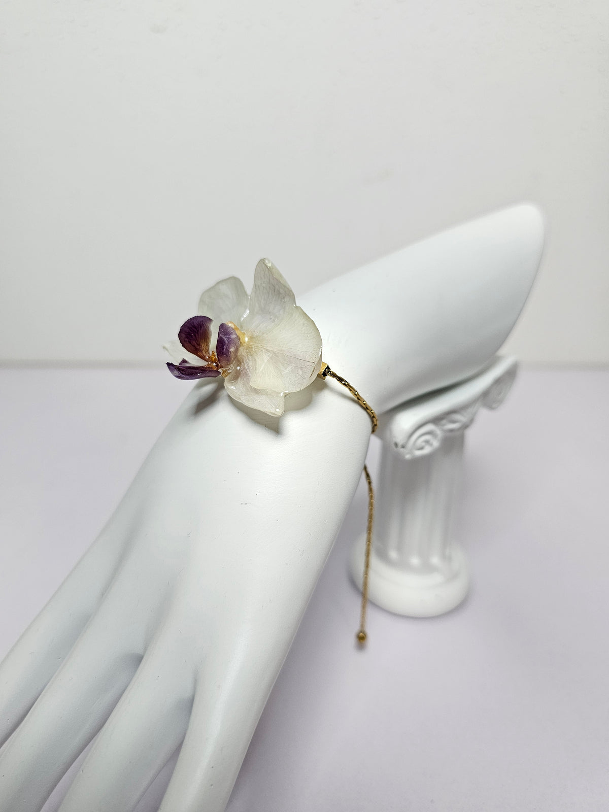 Pulsera de Mini Orquídea Blanca con Morado artesanal con flor natural preservada; material: acero inoxidable, vista 3