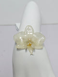 Pulsera de Mini Orquídea Blanca artesanal con flor natural preservada; material: acero inoxidable