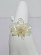 Pulsera de Mini Orquídea Blanca artesanal con flor natural preservada; material: acero inoxidable
