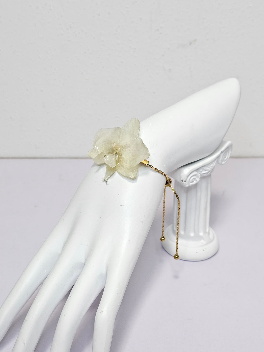 Pulsera de Mini Orquídea Blanca artesanal con flor natural preservada; material: acero inoxidable, vista 3
