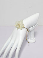 Pulsera de Mini Orquídea Blanca artesanal con flor natural preservada; material: acero inoxidable, vista 3