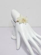 Pulsera de Mini Orquídea Blanca artesanal con flor natural preservada; material: acero inoxidable, vista alternativa — ISAMOR