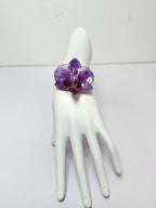 Pulsera de Mini Orquídea Morada artesanal con flor natural preservada; material: acero inoxidable