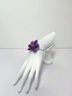Pulsera de Mini Orquídea Morada artesanal con flor natural preservada; material: acero inoxidable, vista 2