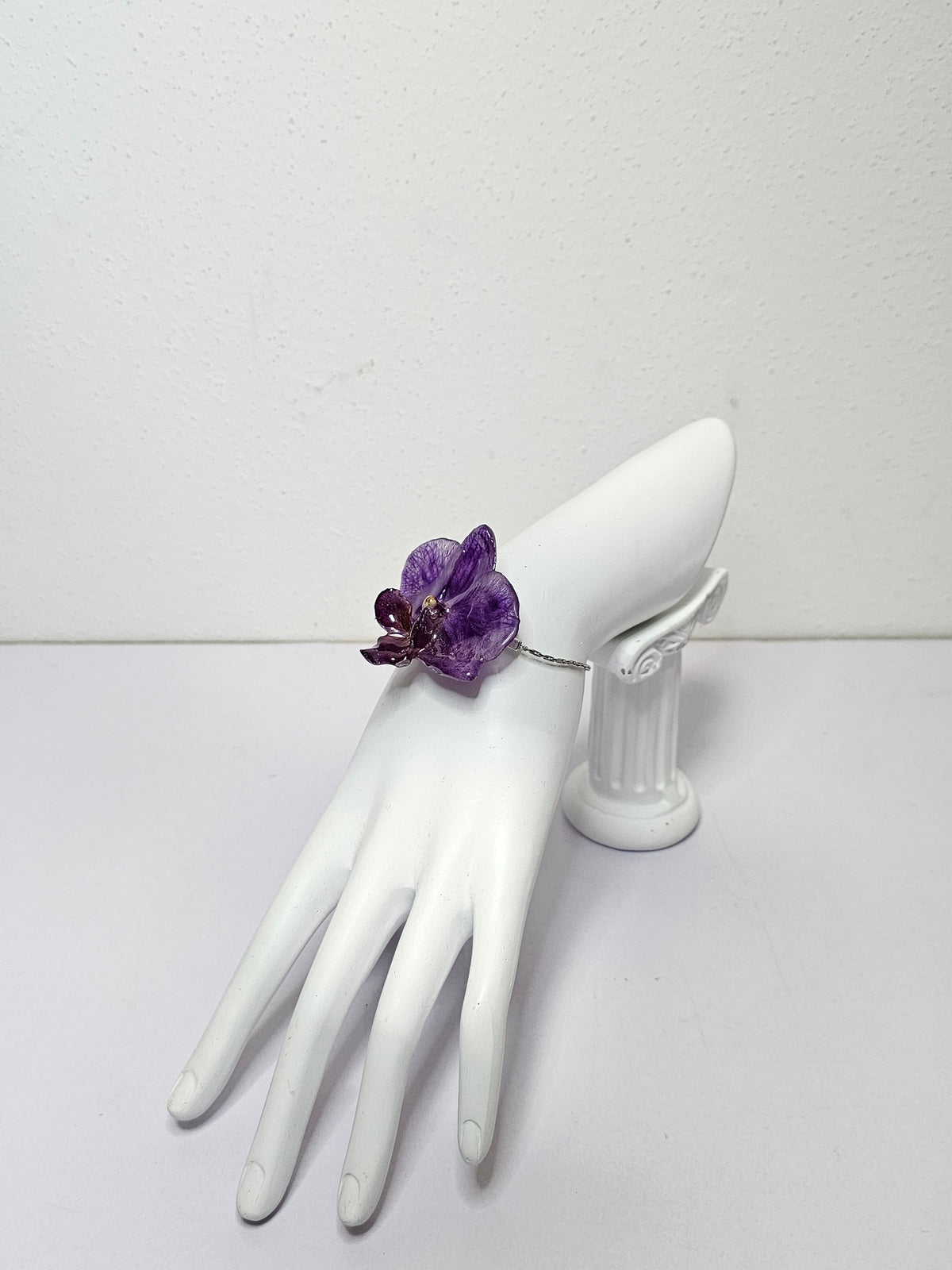 Pulsera de Mini Orquídea Morada artesanal con flor natural preservada; material: acero inoxidable, vista 2