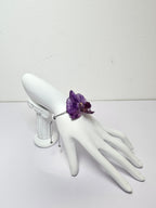 Pulsera de Mini Orquídea Morada artesanal con flor natural preservada; material: acero inoxidable, vista 3