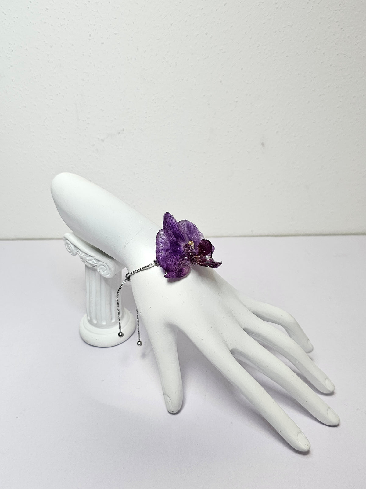 Pulsera de Mini Orquídea Morada artesanal con flor natural preservada; material: acero inoxidable, vista 3