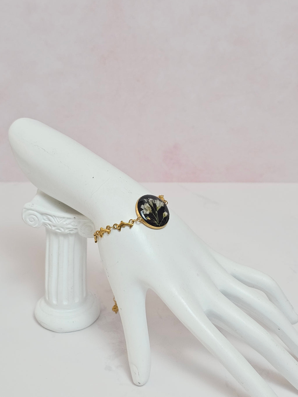 Pulsera Nube artesanal con flor natural preservada; material: acero inoxidable, vista 3