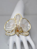 Pulsera de Orquídea Blanca Dorada de ISAMOR con flor natural preservada y encapsulada