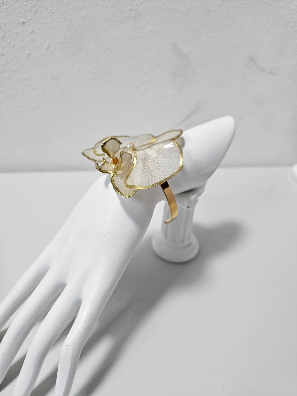 Pulsera de Orquídea Blanca Dorada ISAMOR, vista 3 de la pieza con flor natural encapsulada