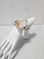 Pulsera de Orquídea Blanca Dorada ISAMOR, vista 3 de la pieza con flor natural encapsulada