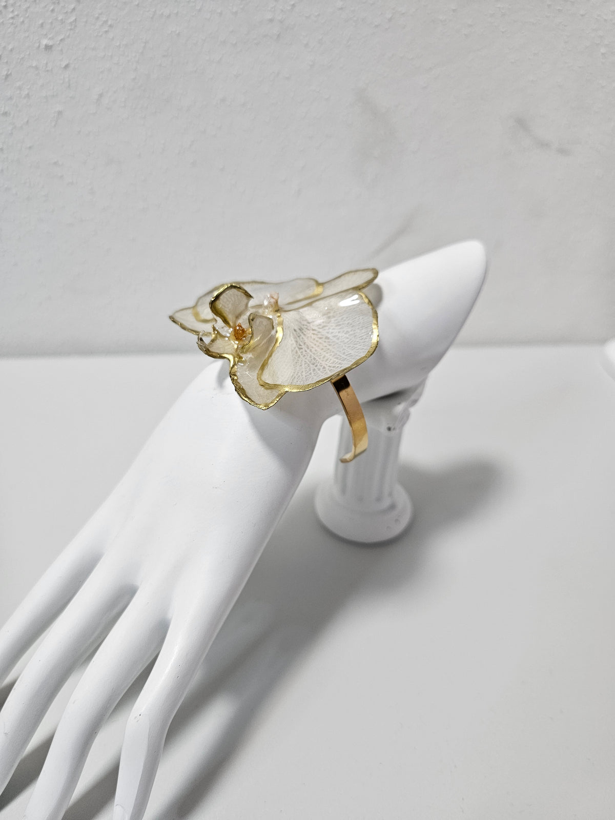 Pulsera de Orquídea Blanca Dorada ISAMOR, vista 3 de la pieza con flor natural encapsulada