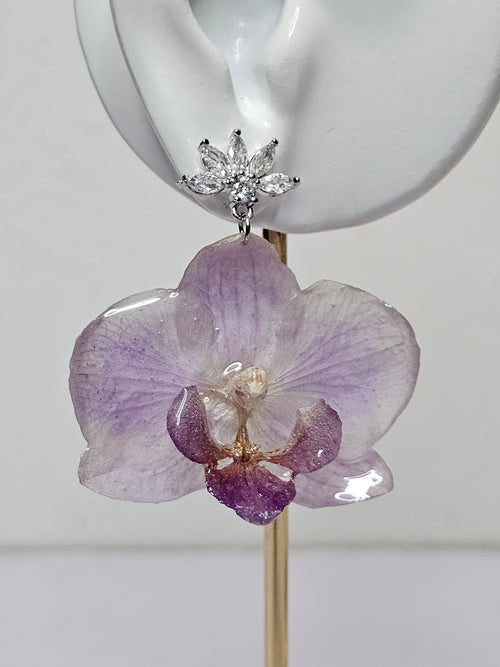Aretes de Mini Orquídea Lila y Zirconia artesanal con flor natural preservada; material: acero inoxidable, vista 2
