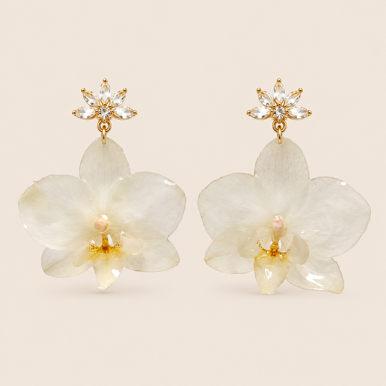 Aretes de Mini Orquídea Blanca y Zirconia