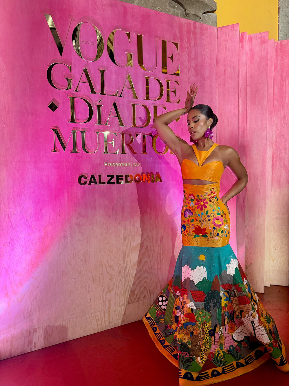 Cliente usando joyería floral ISAMOR