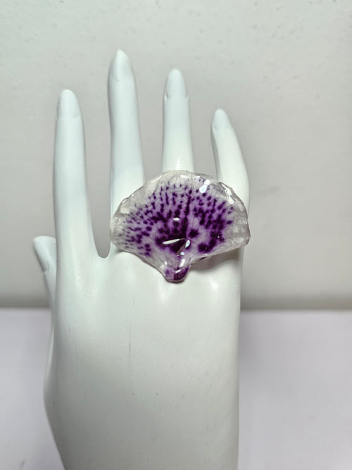 Anillo de Pétalos de Orquídea Abanico artesanal con flor natural preservada; material: acero inoxidable, vista 2