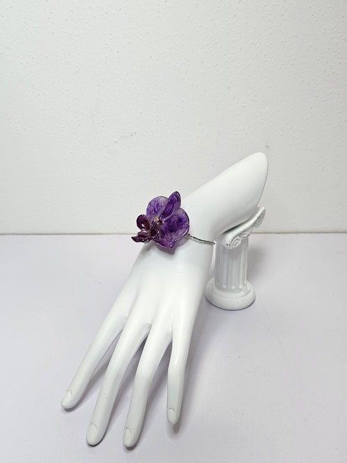 Pulsera de Mini Orquídea Morada artesanal con flor natural preservada; material: acero inoxidable, vista 2