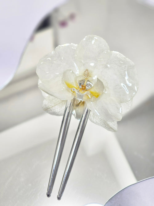 Peineta con Orquídea Blanca artesanal con flor natural preservada; material: acero inoxidable