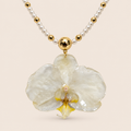 Collar de Orquídea Blanca con Perlas
