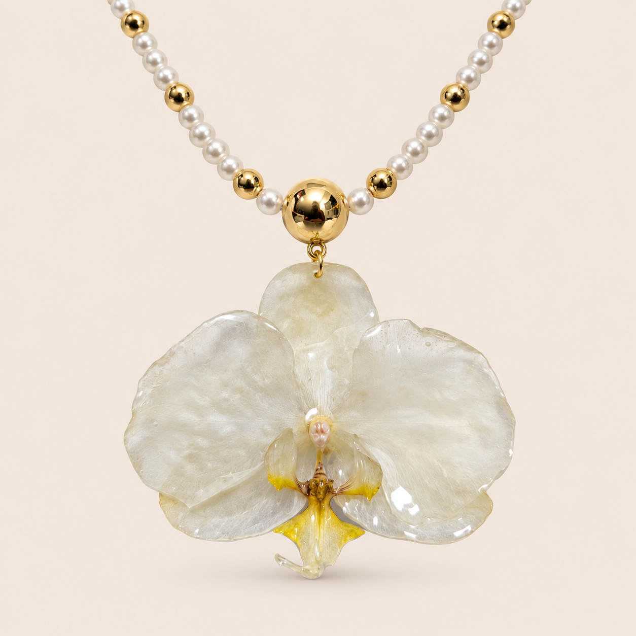 Collar de Orquídea Blanca con Perlas