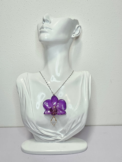 Collar de Mini Orquídea Morada artesanal con flor natural preservada; material: acero inoxidable, vista 2