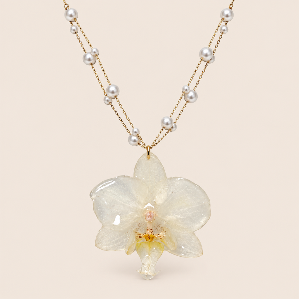 Collar de Perlas con Mini Orquídea Blanca