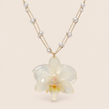 Collar de Perlas con Mini Orquídea Blanca