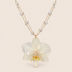 Collar de Perlas con Mini Orquídea Blanca