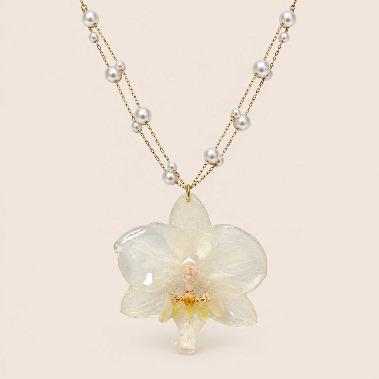 Collar de Perlas con Mini Orquídea Blanca