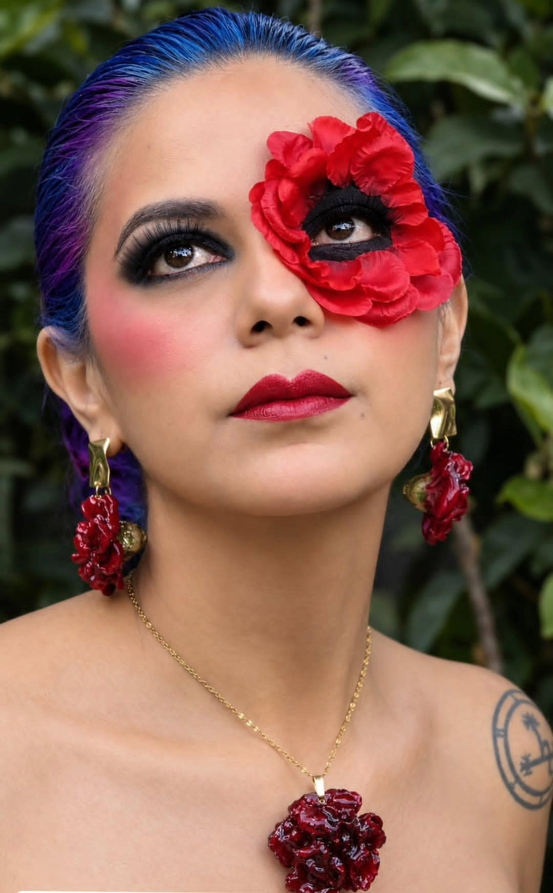 Joyería artesanal con clavel natural encapsulado