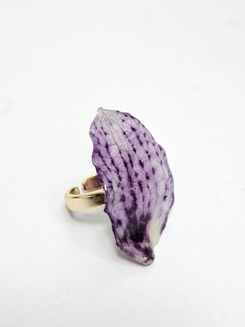 Anillo de Pétalos de Orquídea Gota artesanal con flor natural preservada; material: acero inoxidable, vista 2
