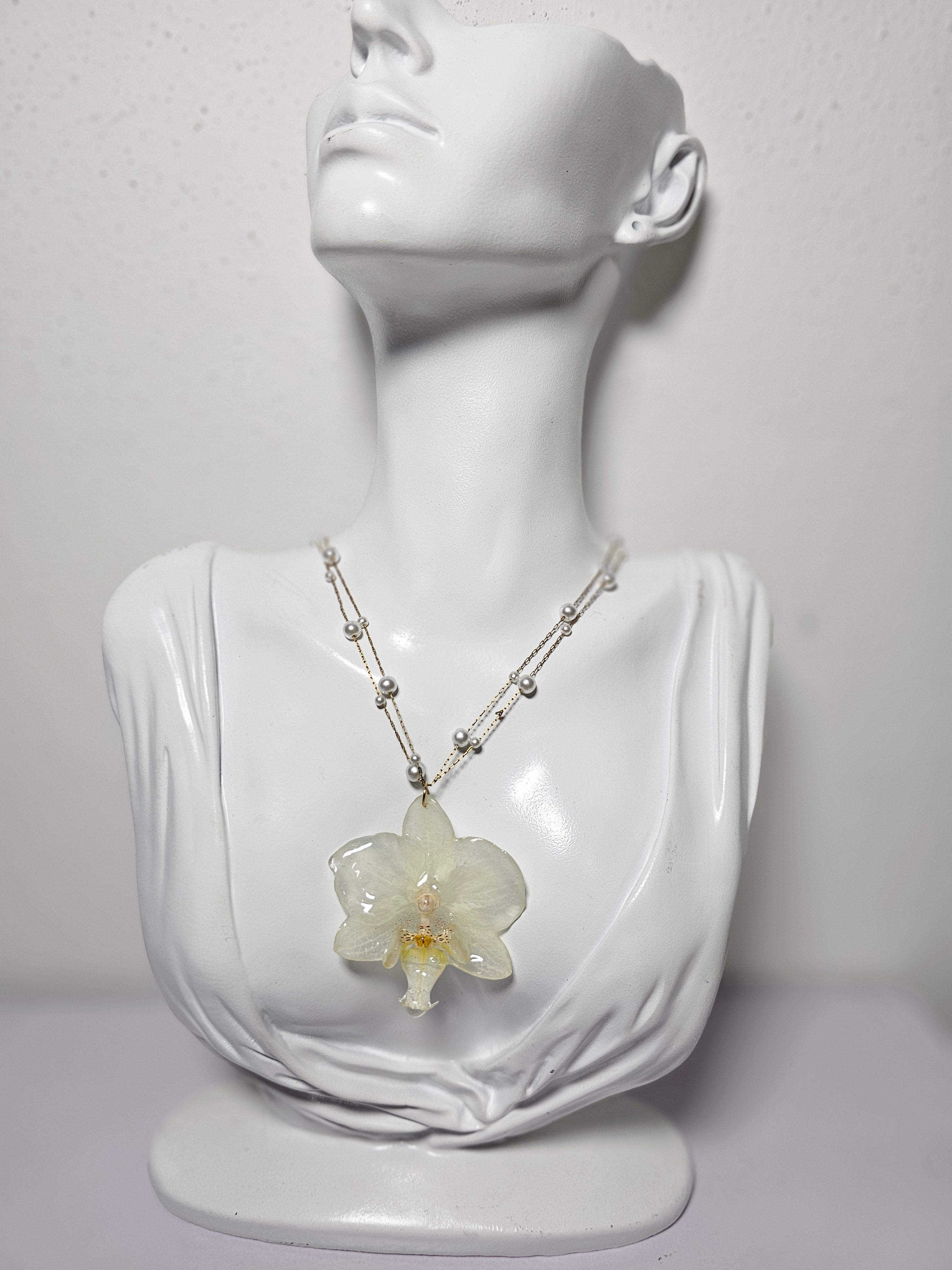 Collar Perlas Mini Orquídea Blanca