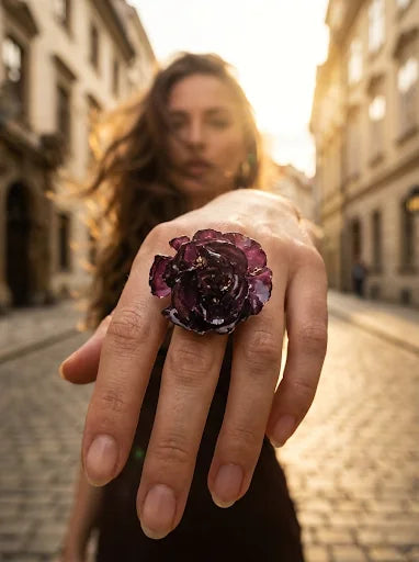 Cliente usando joyería floral ISAMOR